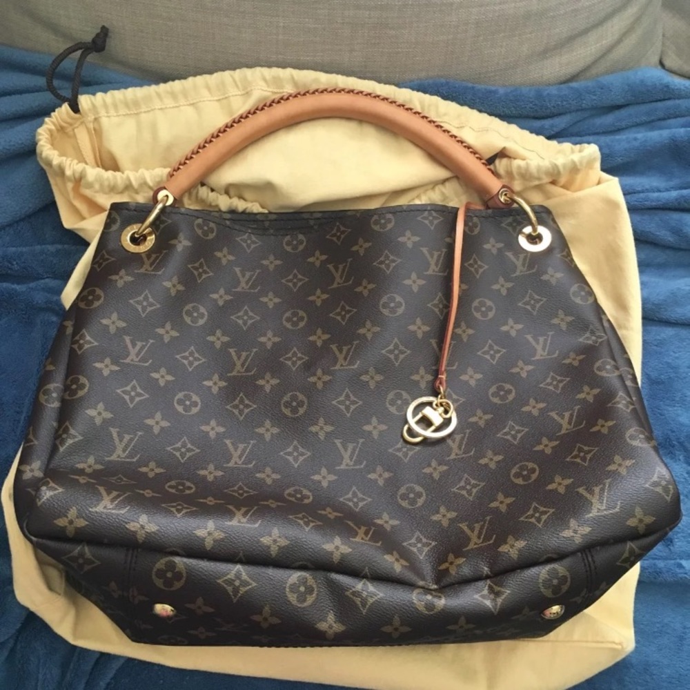 SOLD ON M Louis Vuitton Artsy MM Monogram
